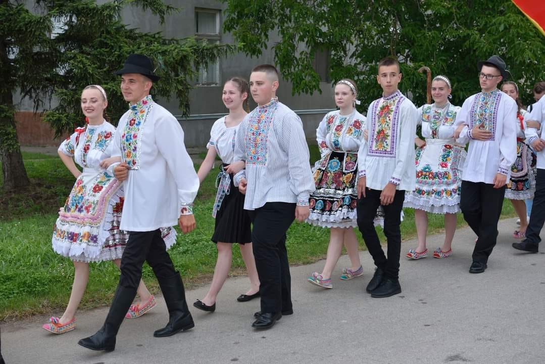 Tanečníci a muzikanti na defilé