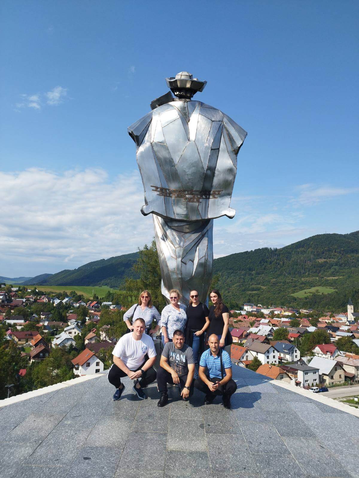 Selenčania pri soche Juraja Jánošíka