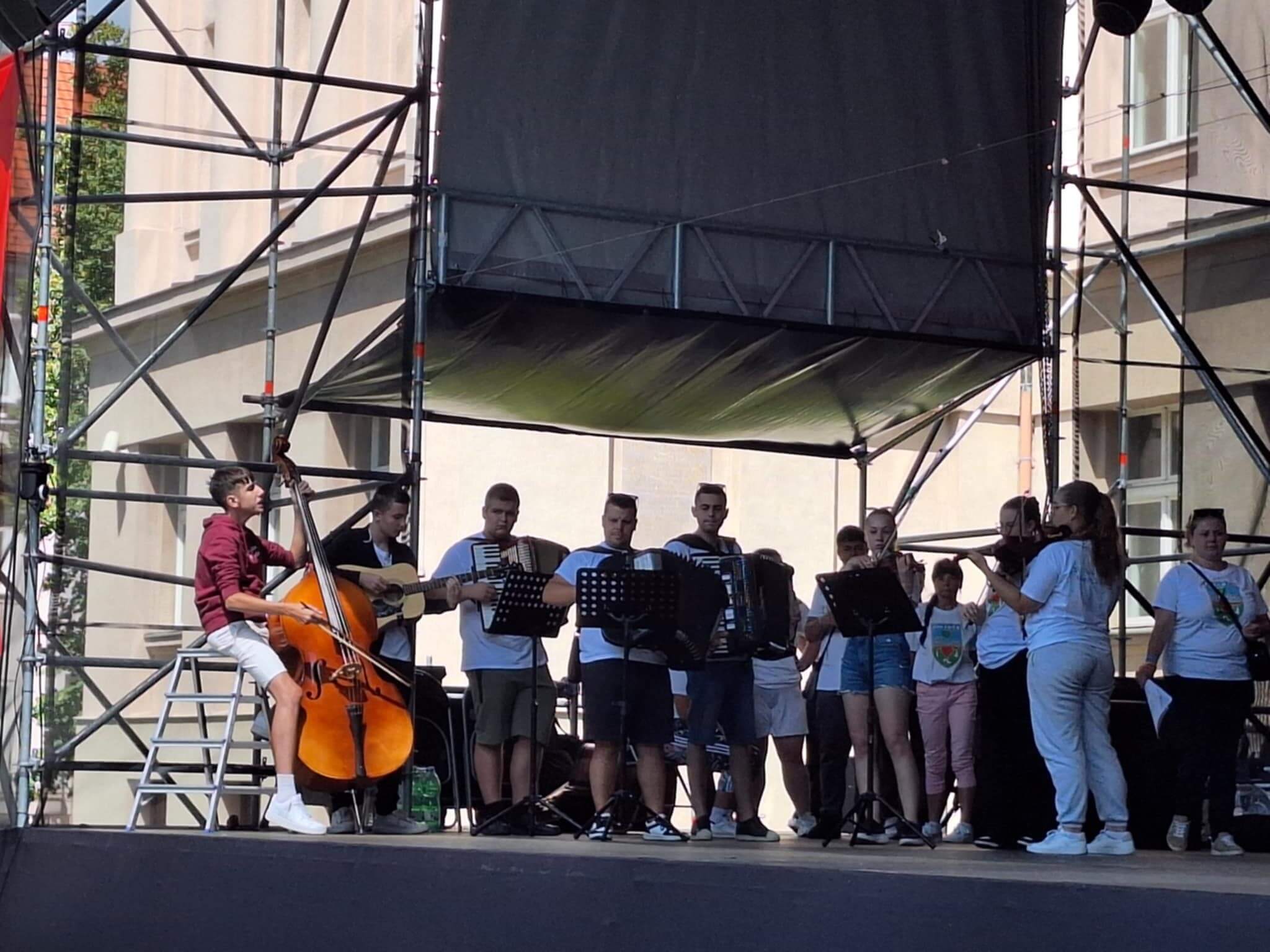 Orchester, ktorý sprevádzal spevákov