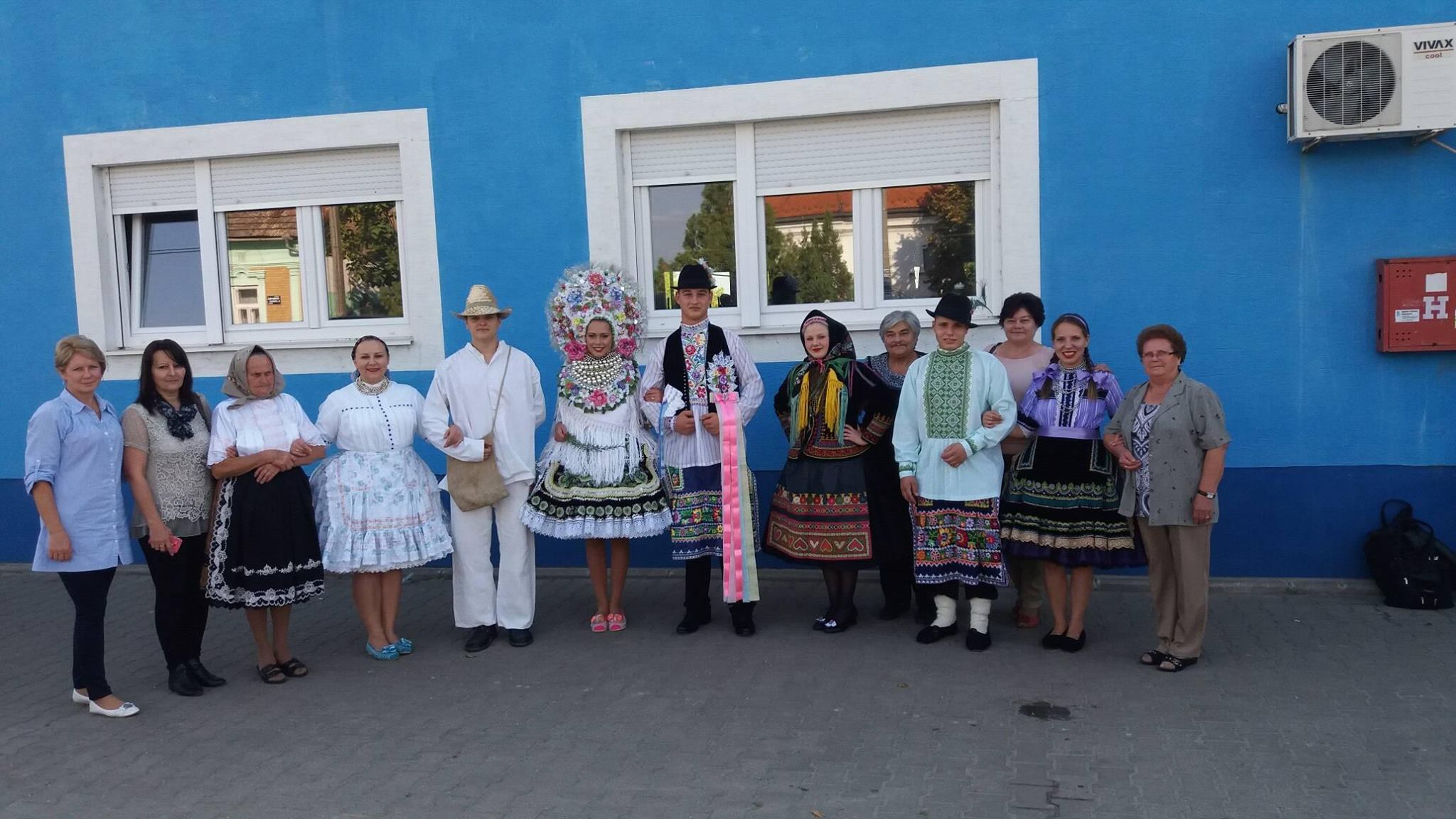 KUS Jána Kollára predstavil selenčský kroj na festivale v Kysáči