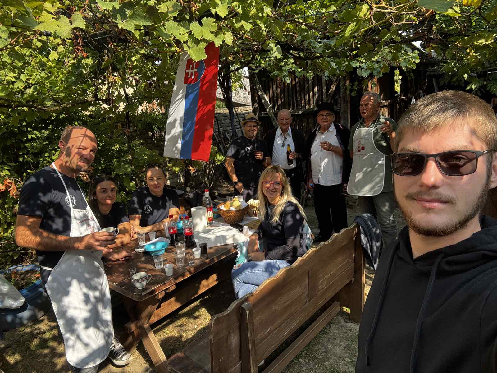 Divadelníci z KUS Jána Kollára varili sármu v Báči